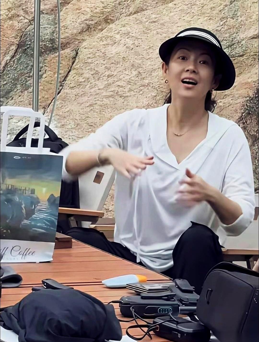 这张章子怡的照片，真得看两遍。第一眼，就是一个普普通通的女人，在路边站着。宽松