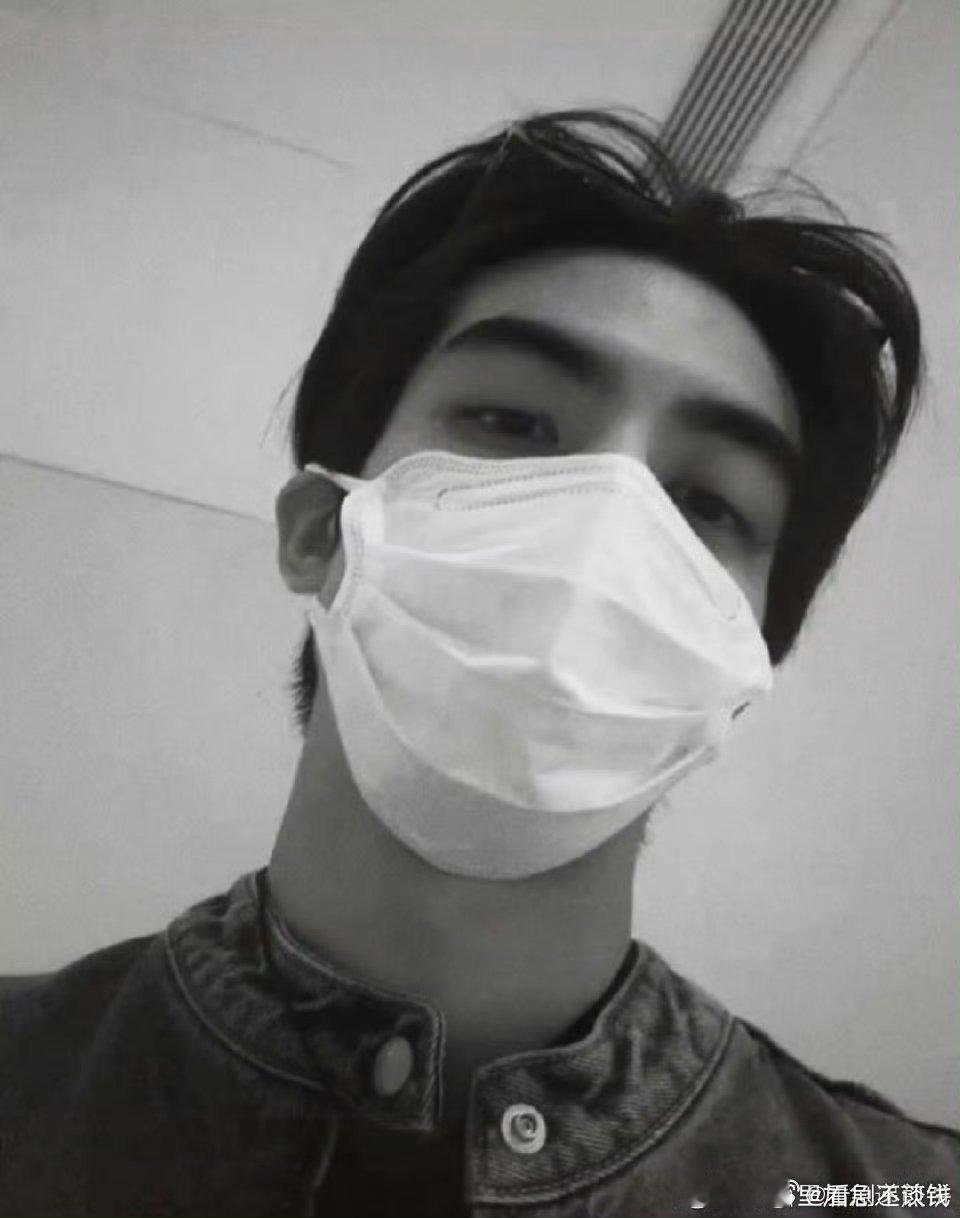 宋威龙你犯规了，头小肩宽薄肌完全在going