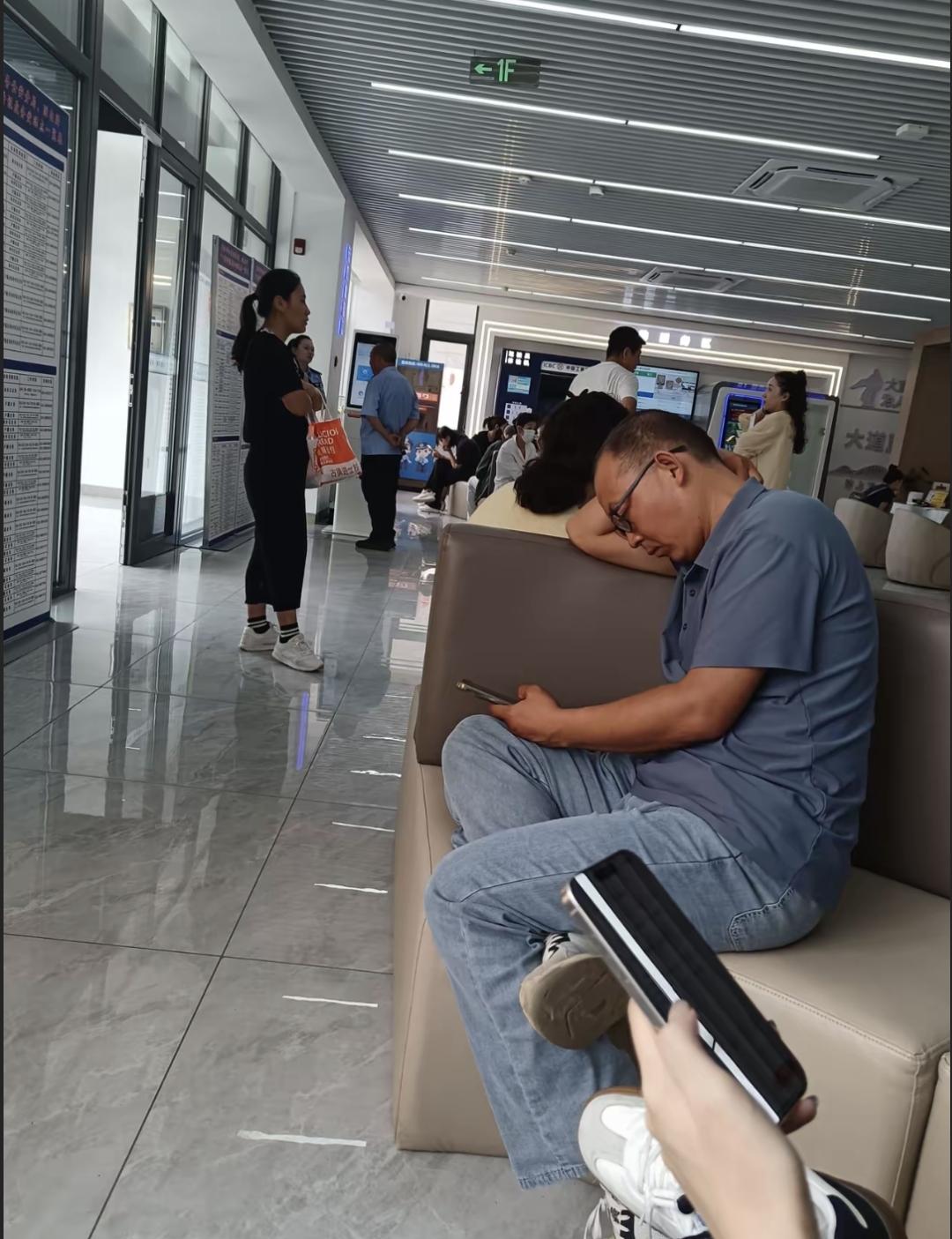 我家老头子前两天干了件稀奇事,买回三斤鸡蛋放在自行车筐里,锁车去公园跑步。跑完回