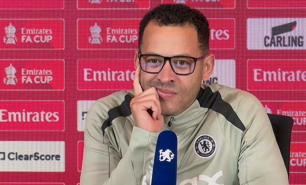 穆里尼奥的粉丝，跟切尔西签6年长约的非洲裔教练罗塞尼奥，在媒体曝光方面毫不逊色，