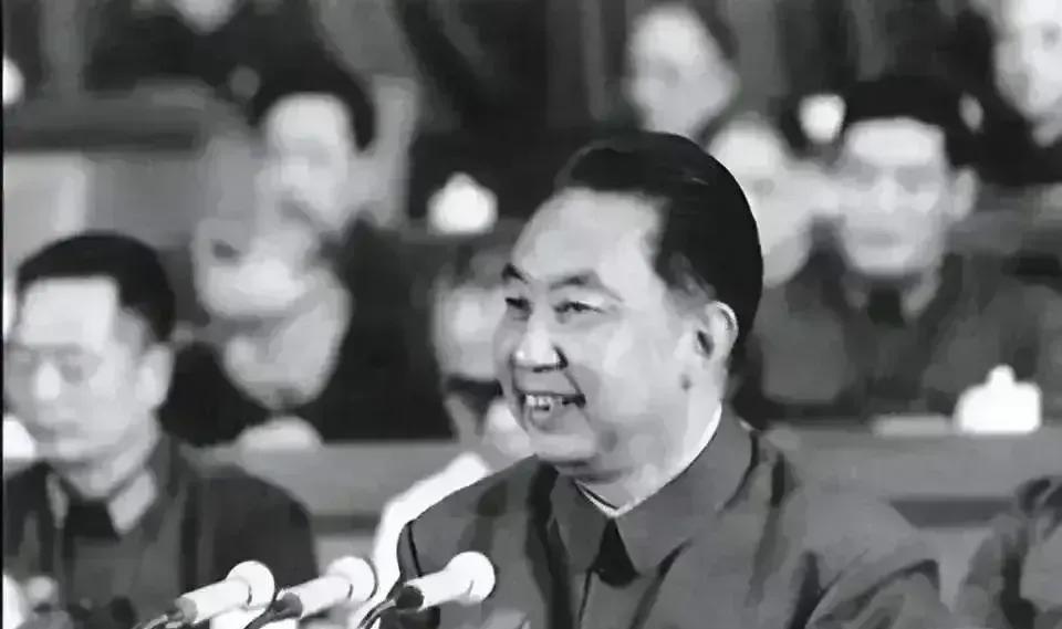 原党中央主席，军委主席，国务院总理华国锋同志英姿勃勃地主持大会现场照片。他是毛
