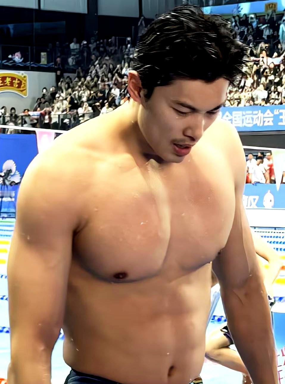 炸裂的壮！汪顺胸肌又变大了像两扇门！我看见他刚从水里出来，浑身肌肉都因为