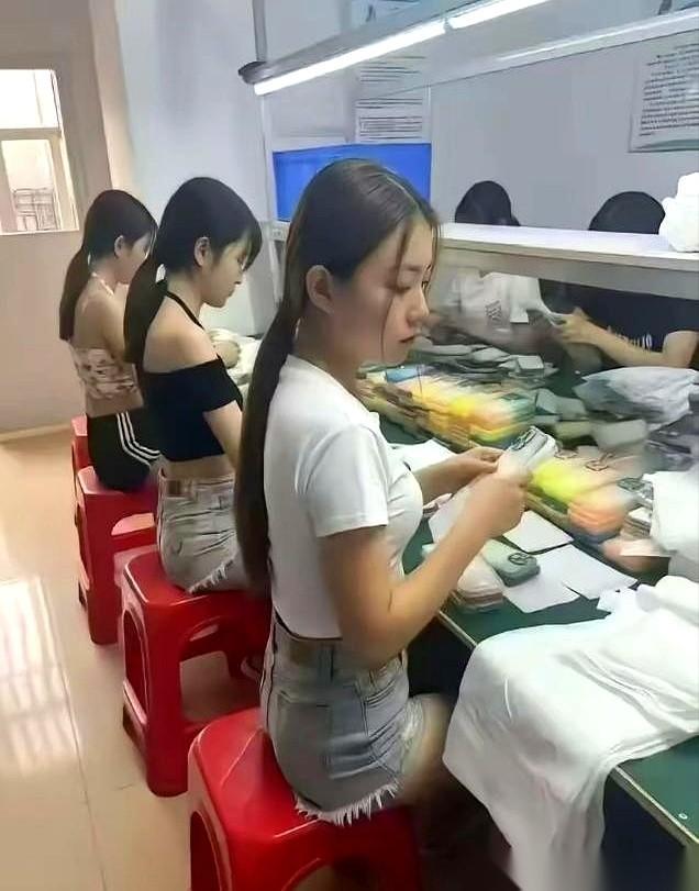 电子厂里有条看不见的流水线。新来个年轻、单身的姑娘，大家心里就开始倒计时。一