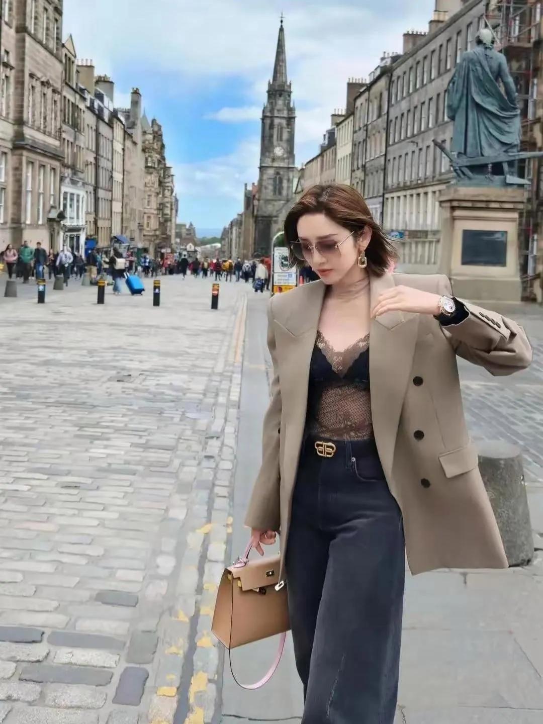 唐艺昕这组苏格兰出游照也太绝了吧！驼色西装+蕾丝内搭，混搭棒球帽，又美又飒，把