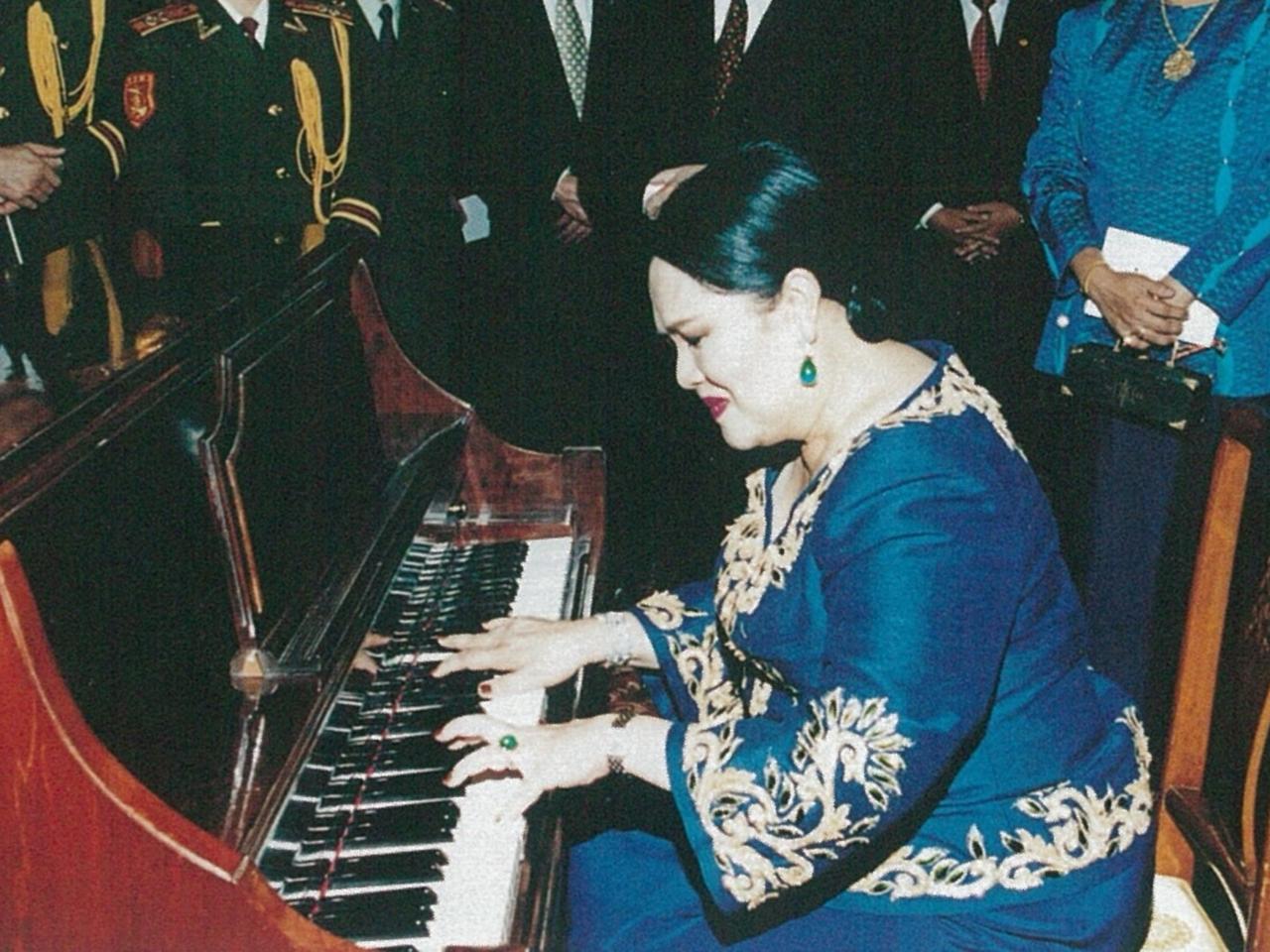 25年前诗丽吉访华，在晚宴上优雅地弹钢琴诗丽吉王后陛下，与诗琳通公主殿下，一