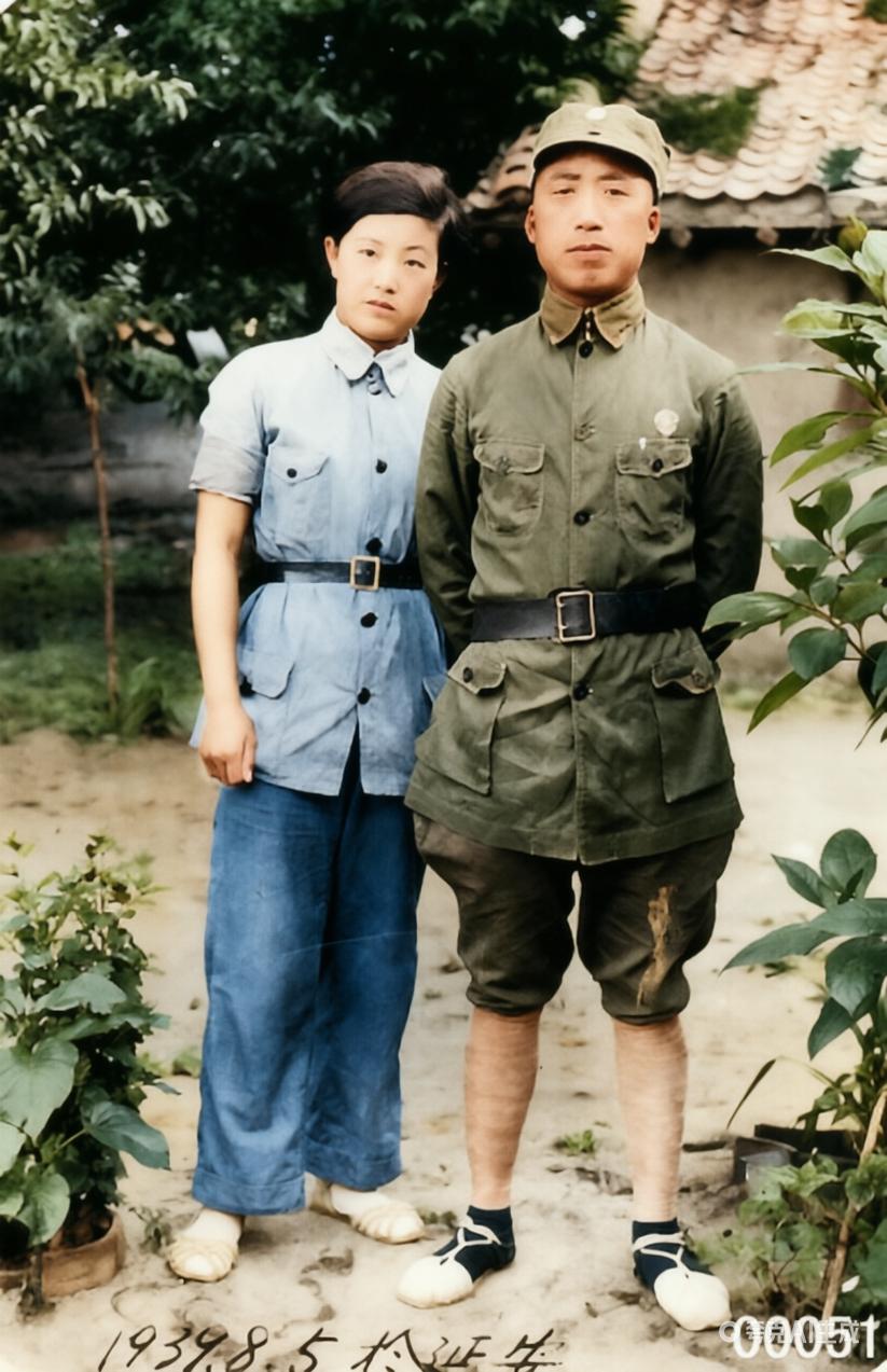 滕代远和妻子林一的合影，林一是当年延安有名的“美女干部”，端庄又大气。