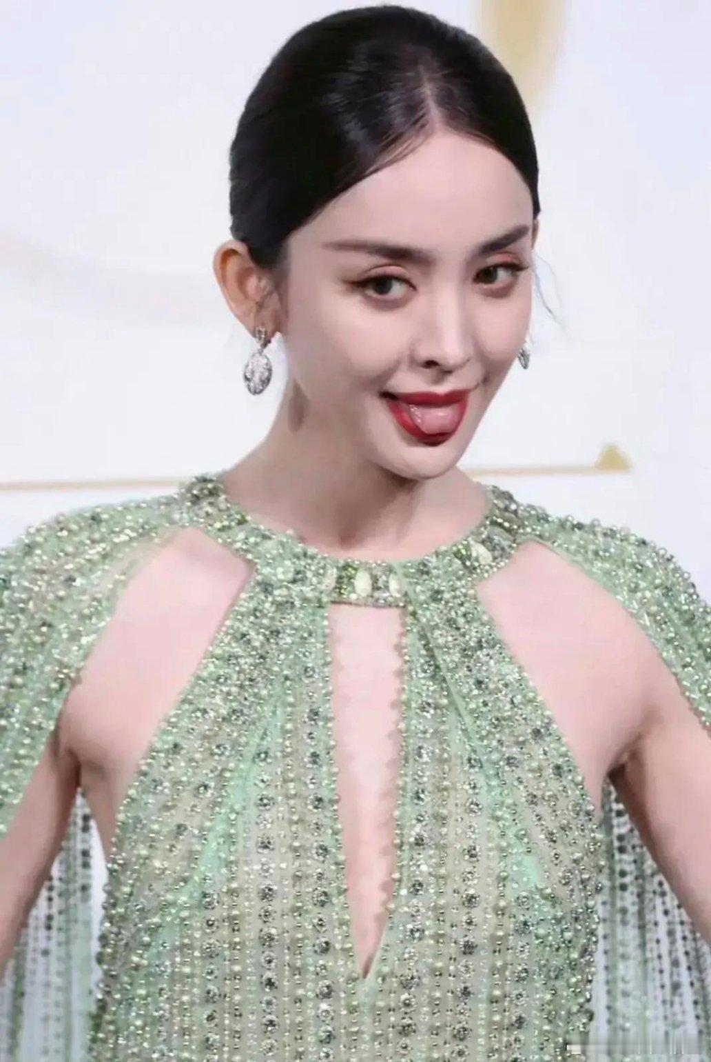 古力娜扎红不起来有原因，她不是一个合格的艺人。古力娜扎有很多不好的习惯，影响了