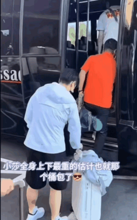 莎莎行李箱空空如也，背后真相让人暖心天呐！莎莎的行李箱竟