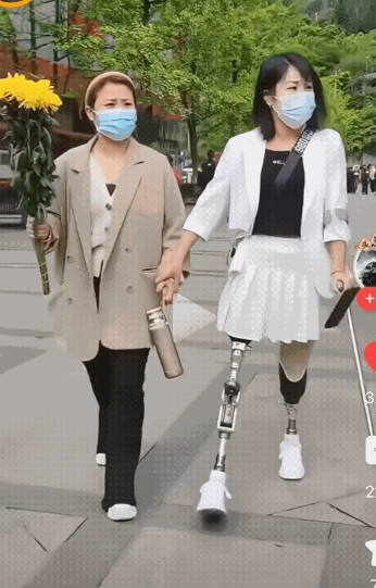“底下全是人，都活着，但是救都救不了！”一句话足以让人泪目！汶川大地震那年，我的