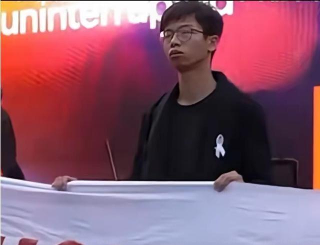 最近这段时间，大概三千左右移民到英国的香港人，在英国街头举行了游行活动，就是为了