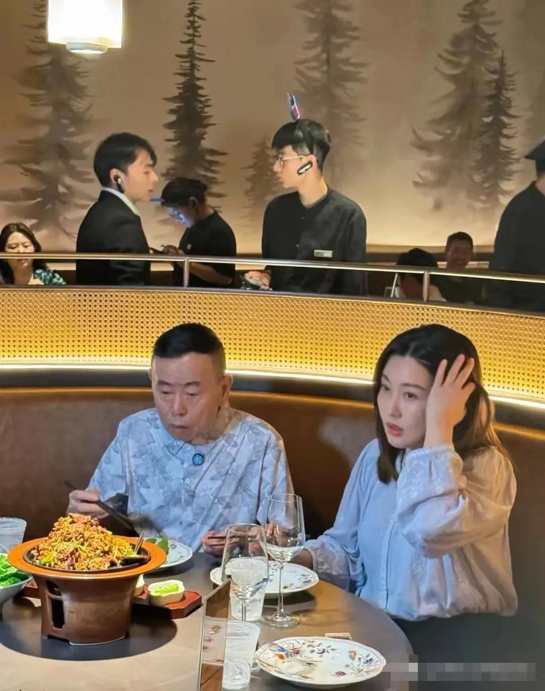 潘长江和女儿潘阳在吃什么料理？服务生都带着耳机，而且都是男服务生，这是一种高档料