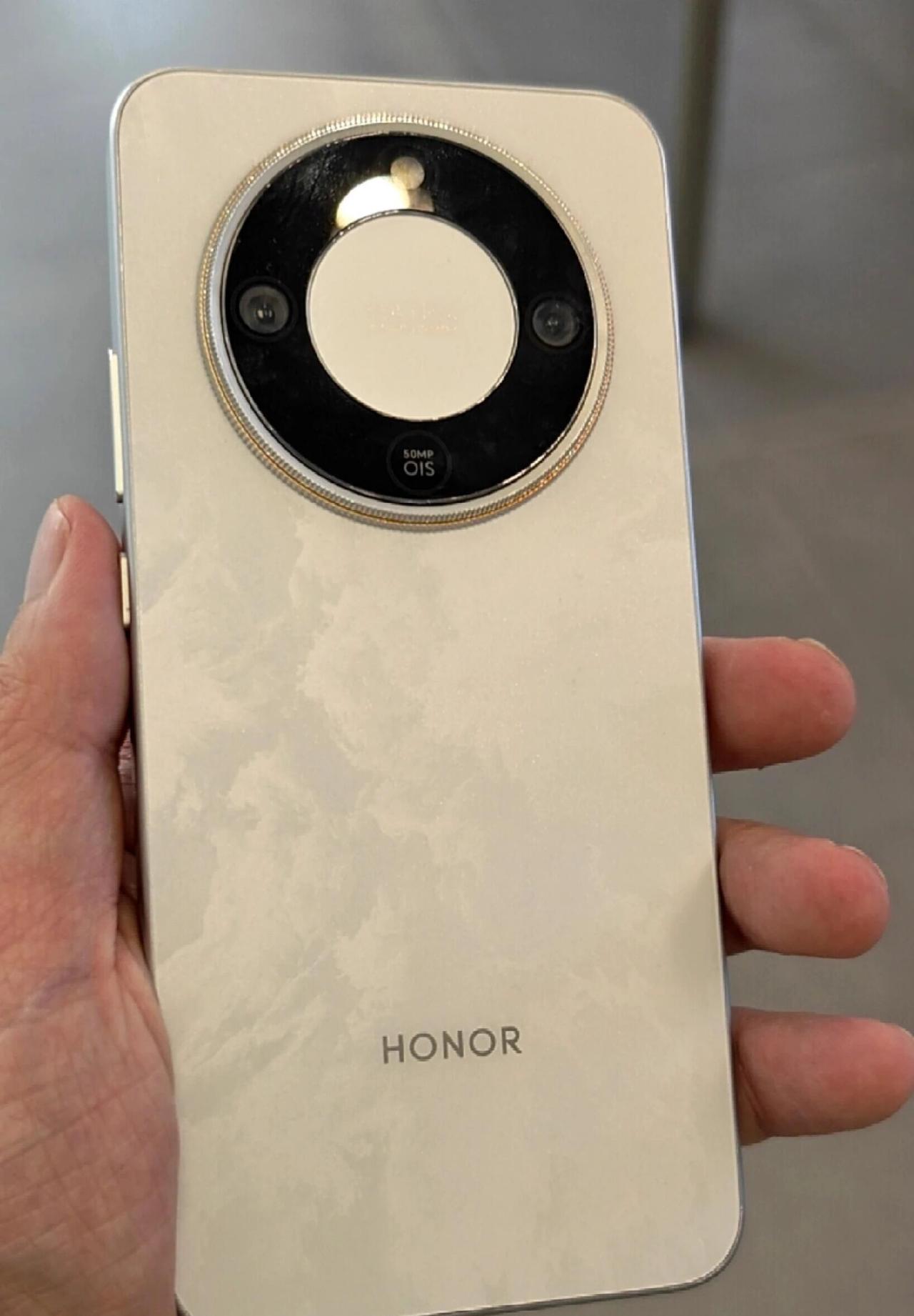 荣耀X70上手体验，小编真实感受说下①塞了块8300毫安电池、但不是很重，是有