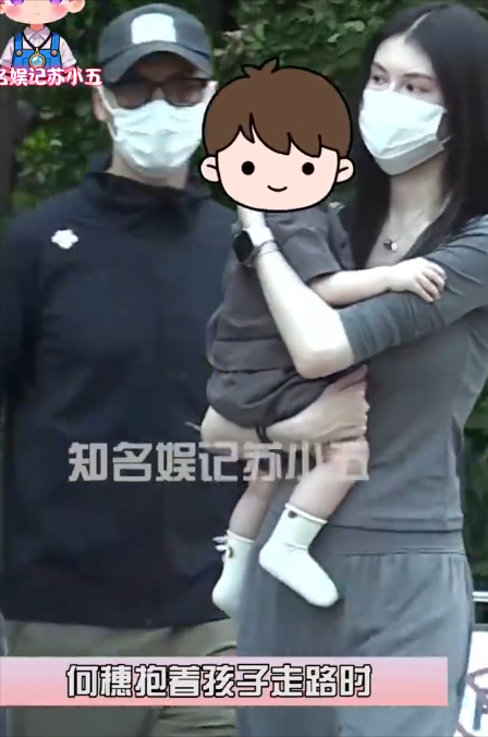 陈伟霆何穗一家三口同框，在停车场陈伟霆还举起手机给母子拍照，好温馨