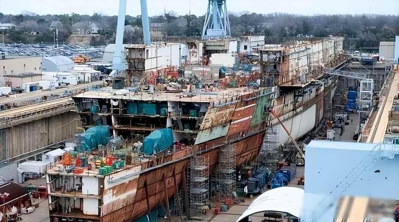 锈迹爬满甲板，修船厂里没人说话,一艘航母的沉默退场2025年7月，俄罗斯国