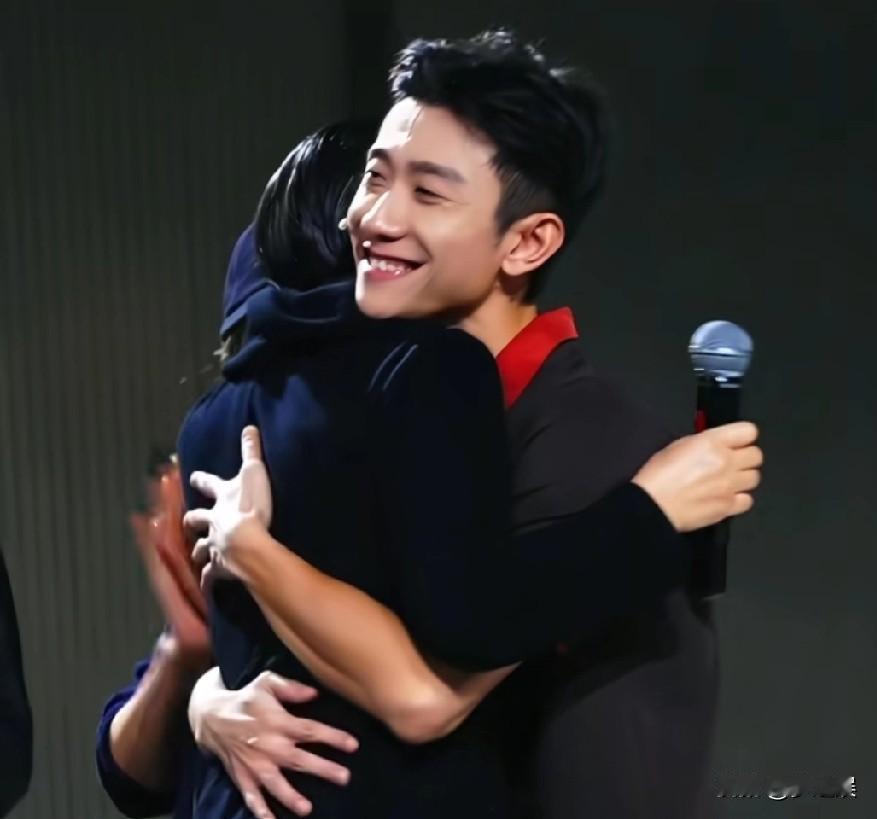 宋丹丹说，张一山邀请她去看他演的话剧，她很开心的说必须的，还给张一山说我去了一定