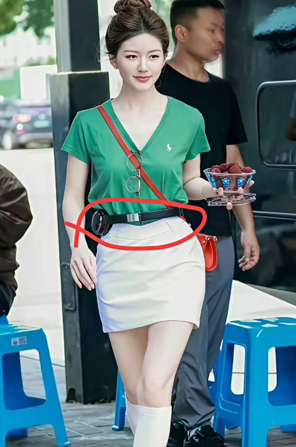 赵露思这也太瘦了吧，耳机都能当腰带了