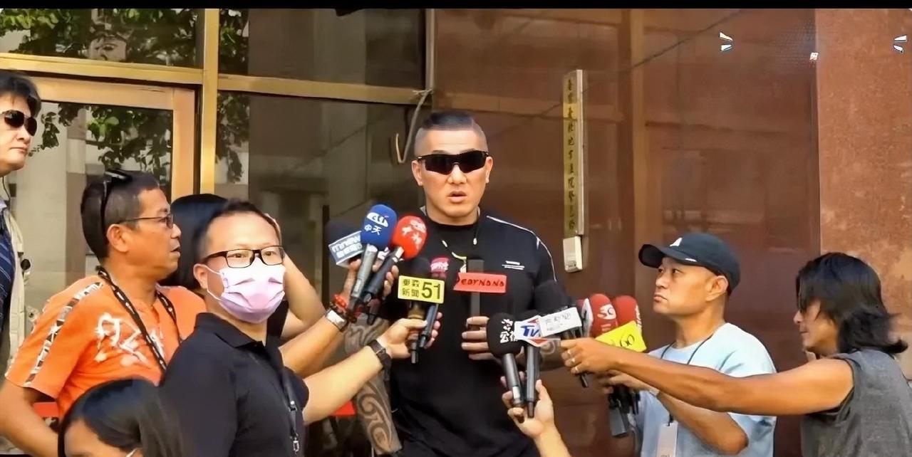 馆长因“斩下赖的狗头”遭到查办，在“北院”门口直接怒抢:我爱台湾，我只是要让台