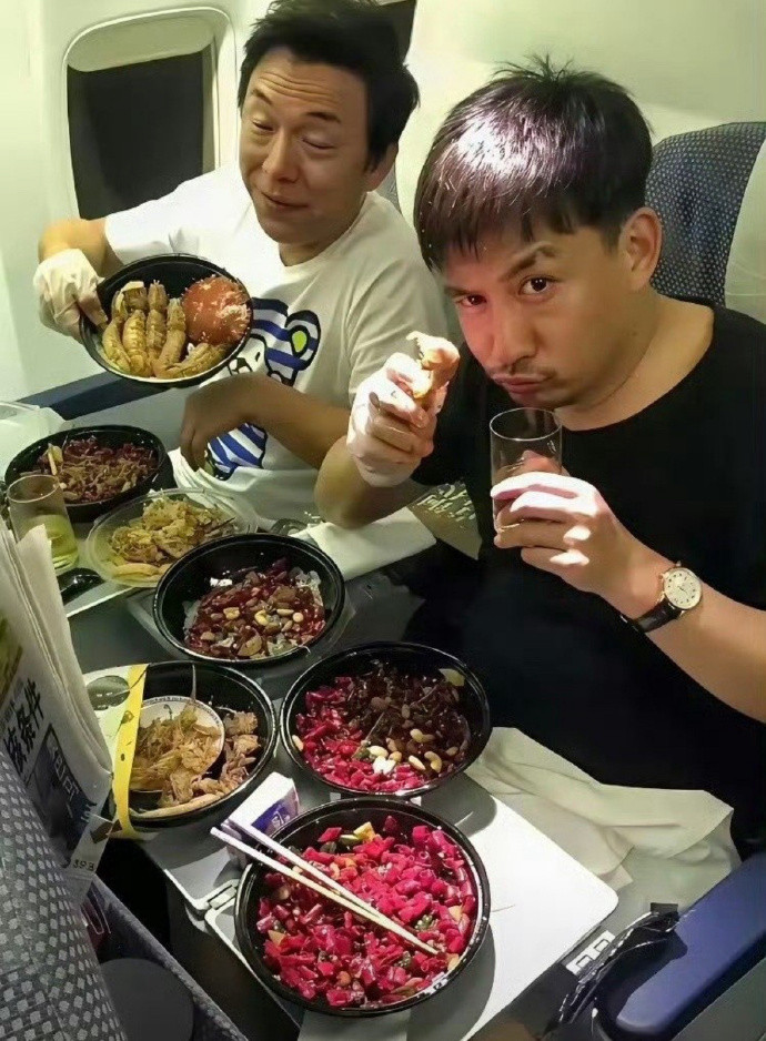 不懂就问，飞机上什么舱位，是这样用餐的啊，还是这样分开装的​​​