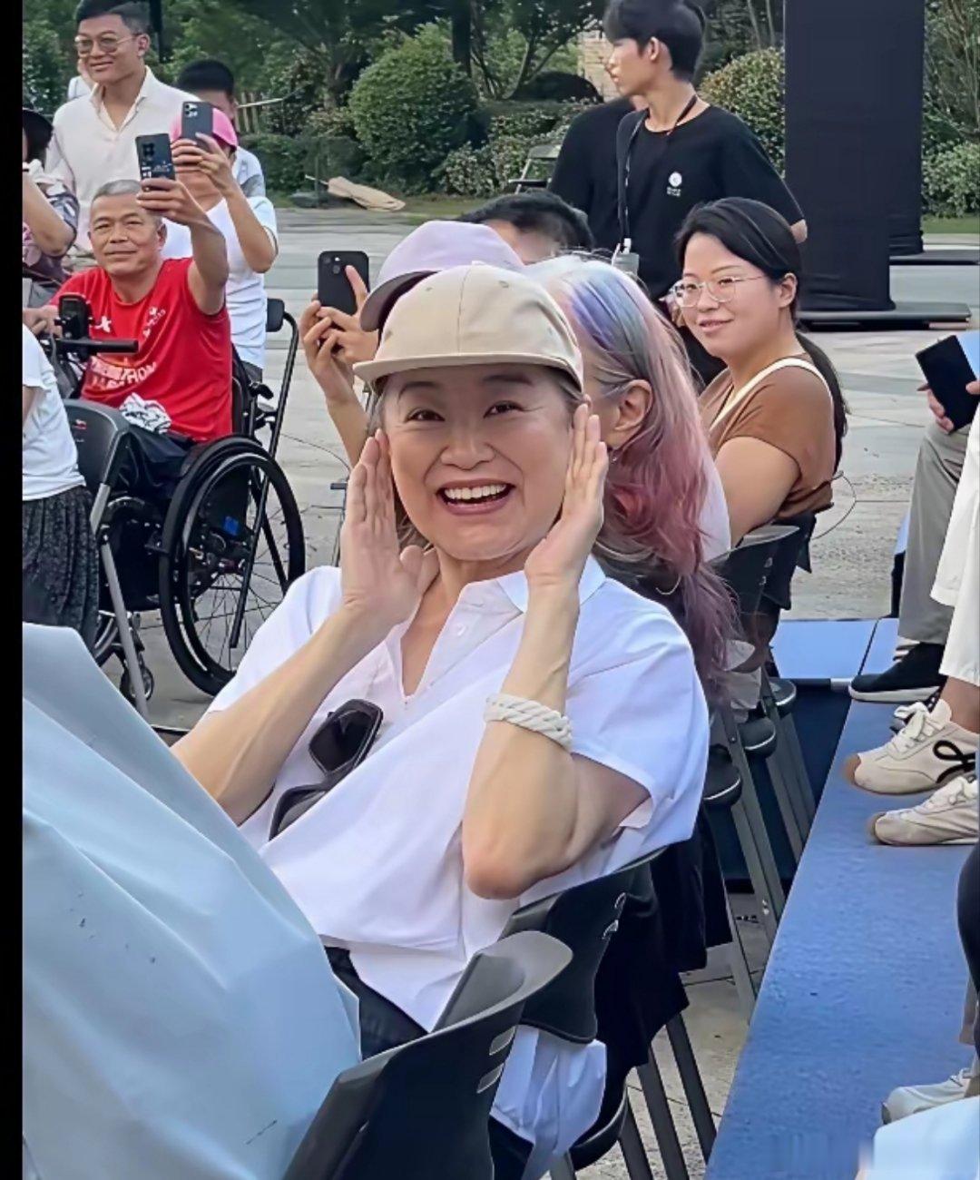 林青霞在戏剧小镇的路透照，充分反映了一个问题，那就是，她很好的诠释了什么叫优雅的