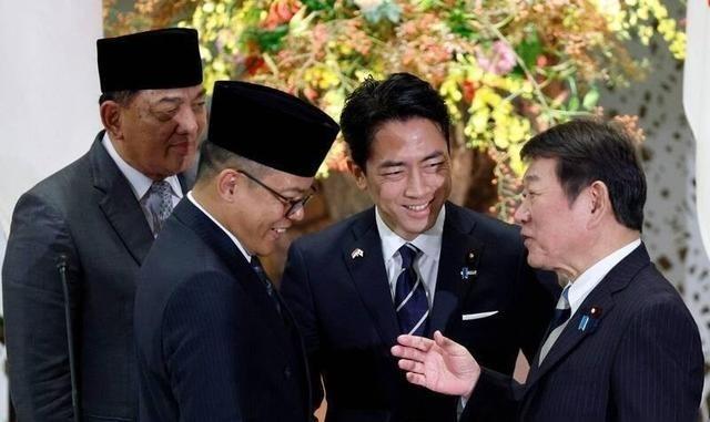 5月4日，印尼兴高采烈跟日本签完防务协议，信誓旦旦地放话：中国不会介意的。新