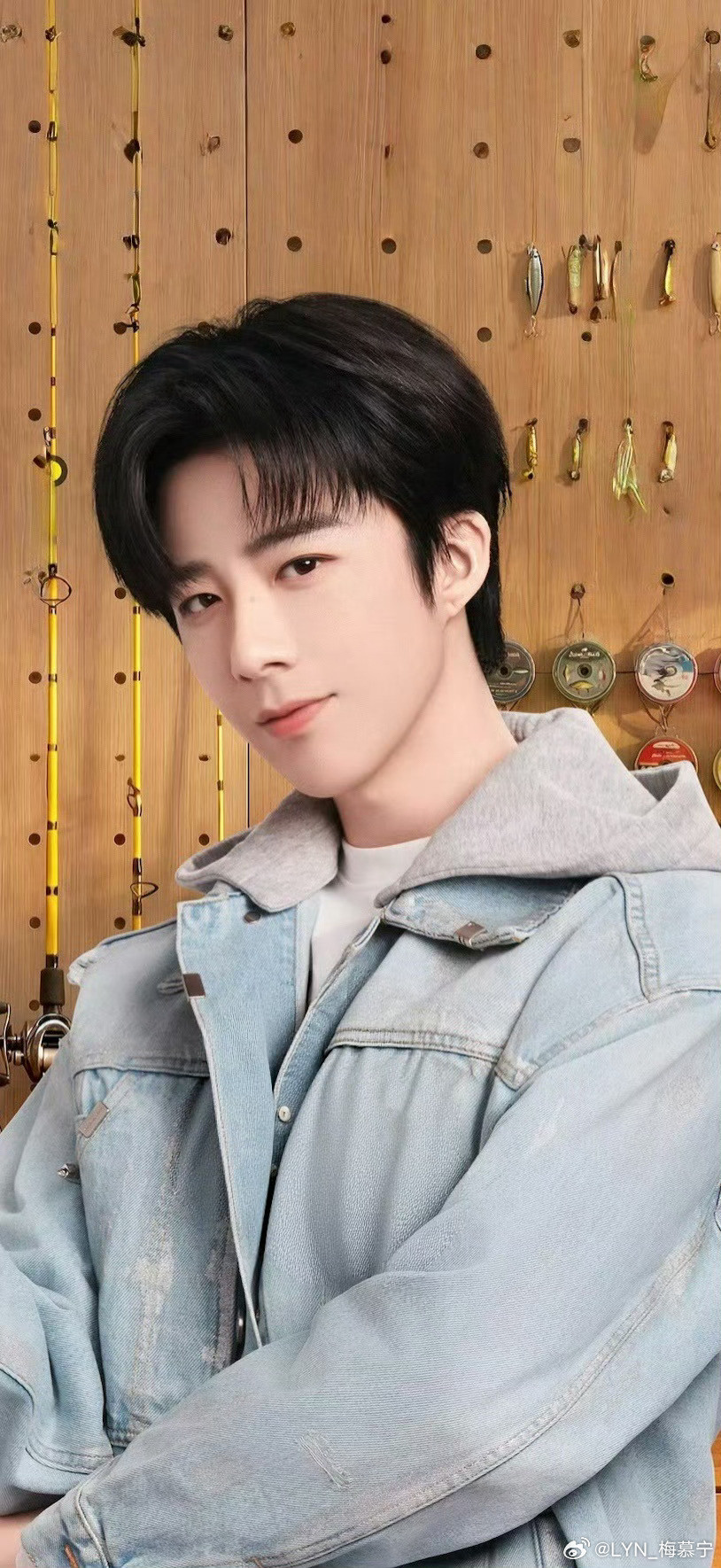 摩登密码|神奇的闲鱼代言人刘宇宁被这么帅气的代言人戴在胸前，合照拍视频发宣