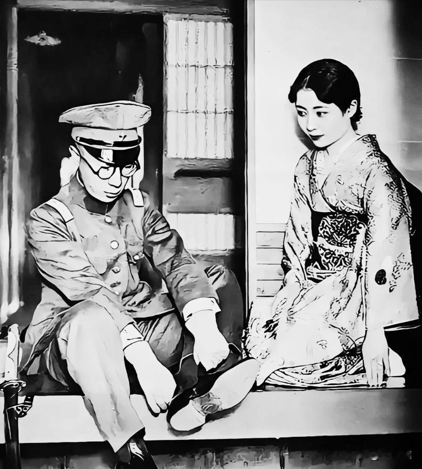 末代皇帝溥仪的弟弟溥杰与妻子嵯峨浩的一张照片，此时溥杰正在穿皮鞋溥杰弯着腰，