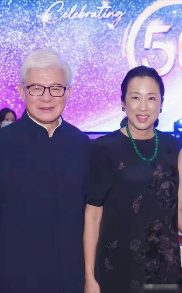 罗康瑞这回可是丢面子丢到了姥姥家，哪怕身家几百亿，亲儿子结婚愣是没让他进门，连个