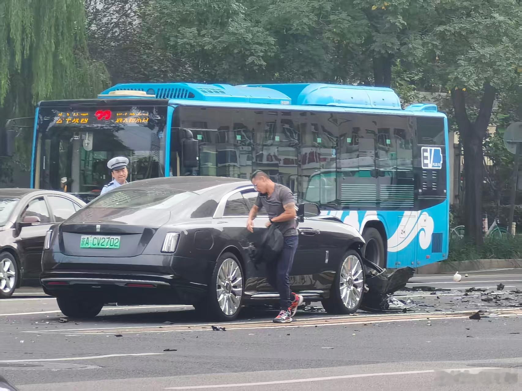 逆行撞车，陈震的闪灵不知道有没有上商业险的（之前他说过屯的豪车太多，有的车一年只