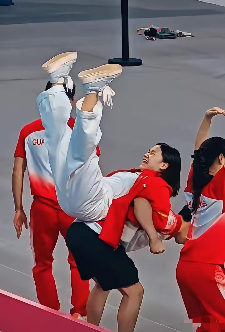 这就是放飞自我的全红婵！赛场下的她，才是快乐本身吧！10米台比完赛，立马和队