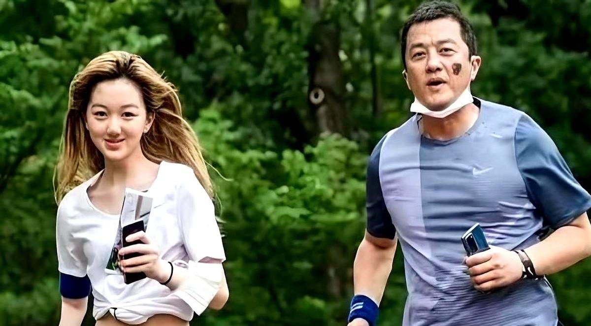 我以前挺看不起李亚鹏的，总觉得他干啥啥不行，透着一股中年男人的拧巴劲。直到嫣然