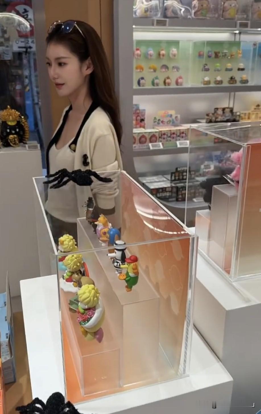 汪小菲一家台北逛街，马筱梅的妈妈抱着小汪宝，玥儿也在，霖霖大概是不喜欢逛街，所有