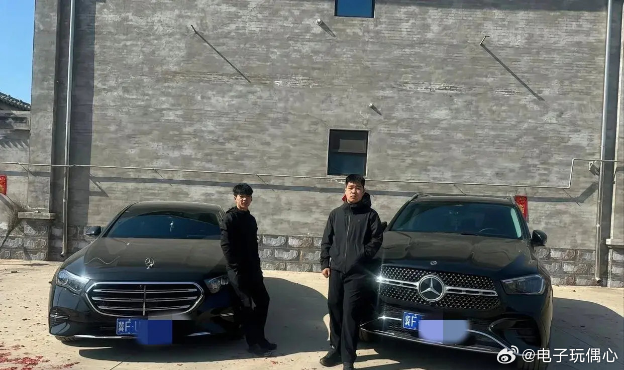 同样的两个人，时隔十年。小时候一起吹过的牛逼都实现了。