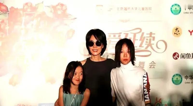 窦靖童开口就炸了。“我妈前夫”，四个字钉死关系。演戏？看不下去。生意？