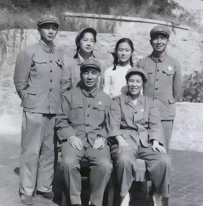 1957年，江西泰和，开国少将易耀彩回乡扫墓，意外看到老宅门前有人劈柴、院中干