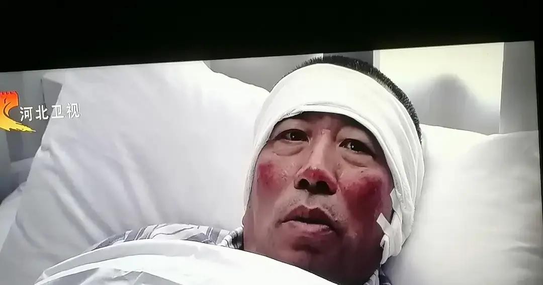 张嘉译和小宋佳演的《悬崖》被很多人捧为国产谍战天花板，我前前后后也反复看了好几遍，但剧里有两个极其扎