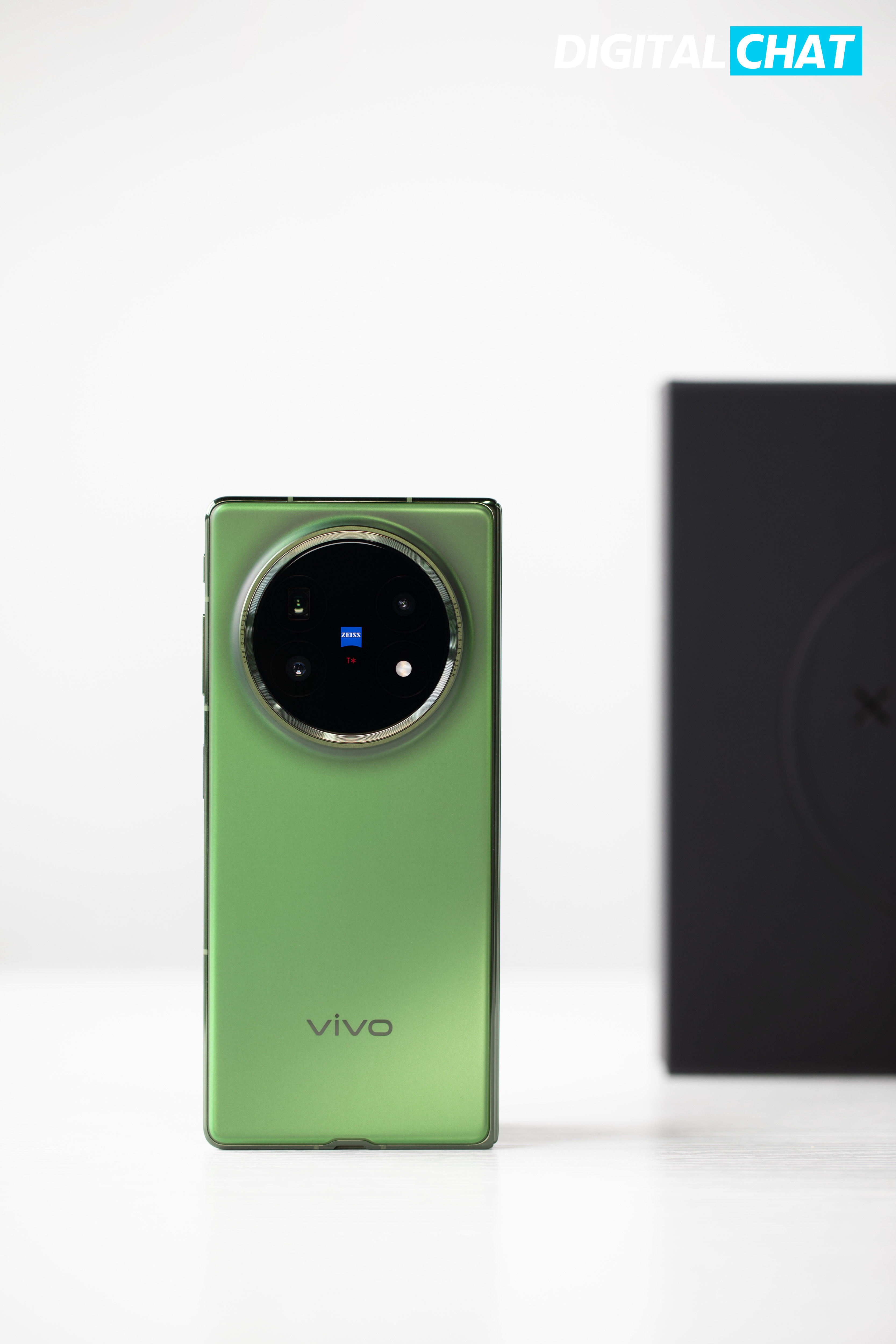 vivoXFold5这个「青松」我可太喜欢了，这款绿色不是那种高调的亮绿，而