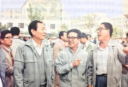 1989年10月12日，这是考察上海市曲阳新村小区并听取汇报。左一为市委副书记、