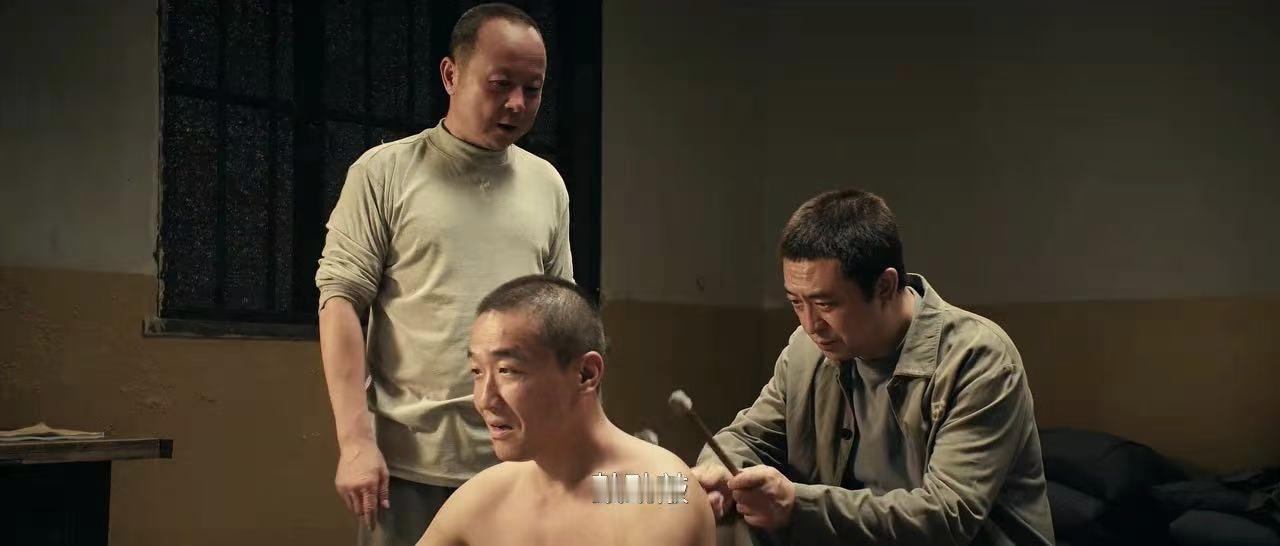 监狱里个个都是人才啊！《主角》里面，胡三元进了监狱，还喜欢敲东西，狱友嫌他太