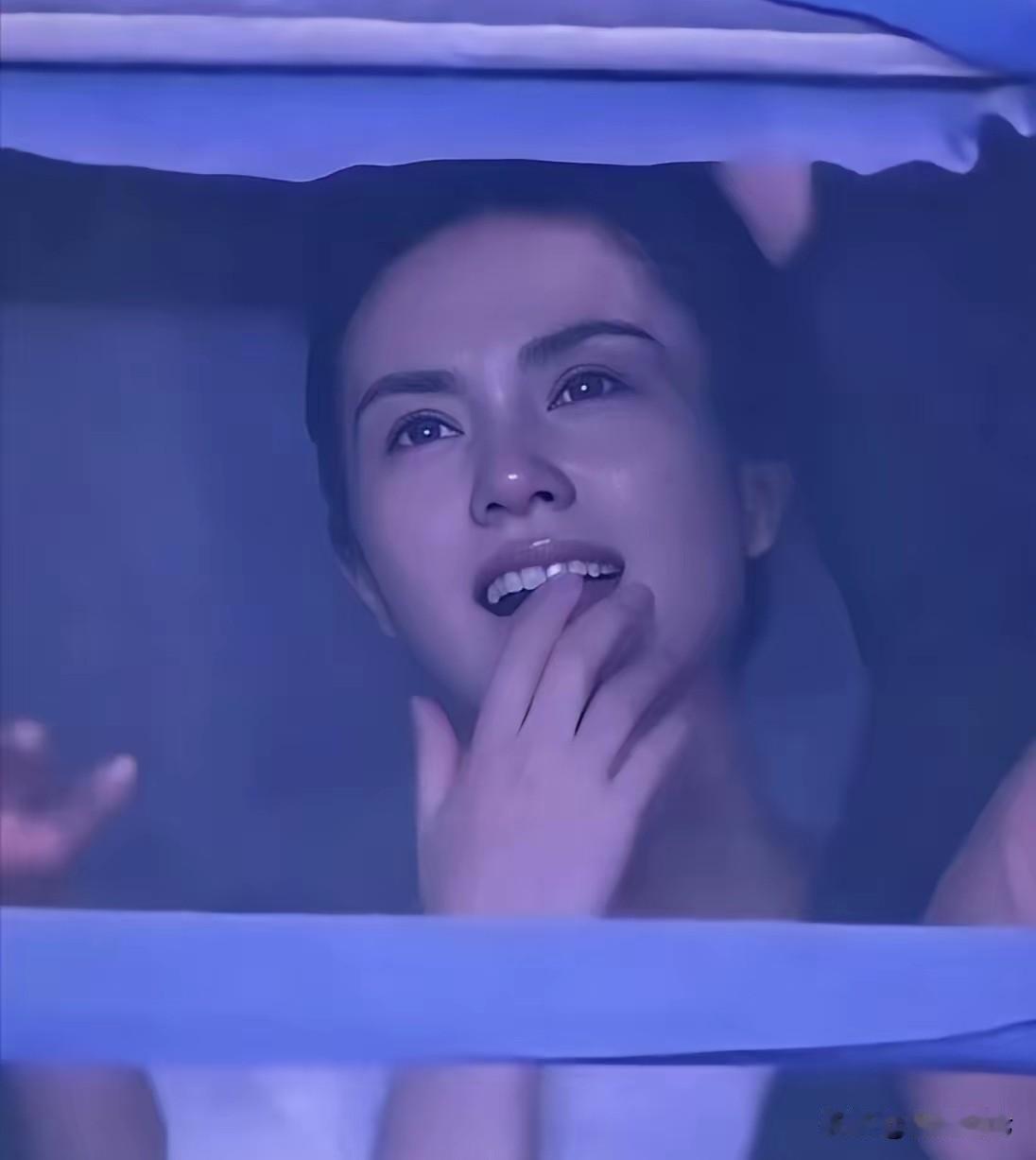 当谢霆锋演唱《玉蝴蝶》时，手指指向了包厢中的王菲，身穿白色T恤，梳子个丸子头，宛