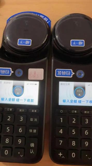 一位美国华人表示，中国的手机支付是最傻的事情，每次都需要掏出手机扫码，输入密码才