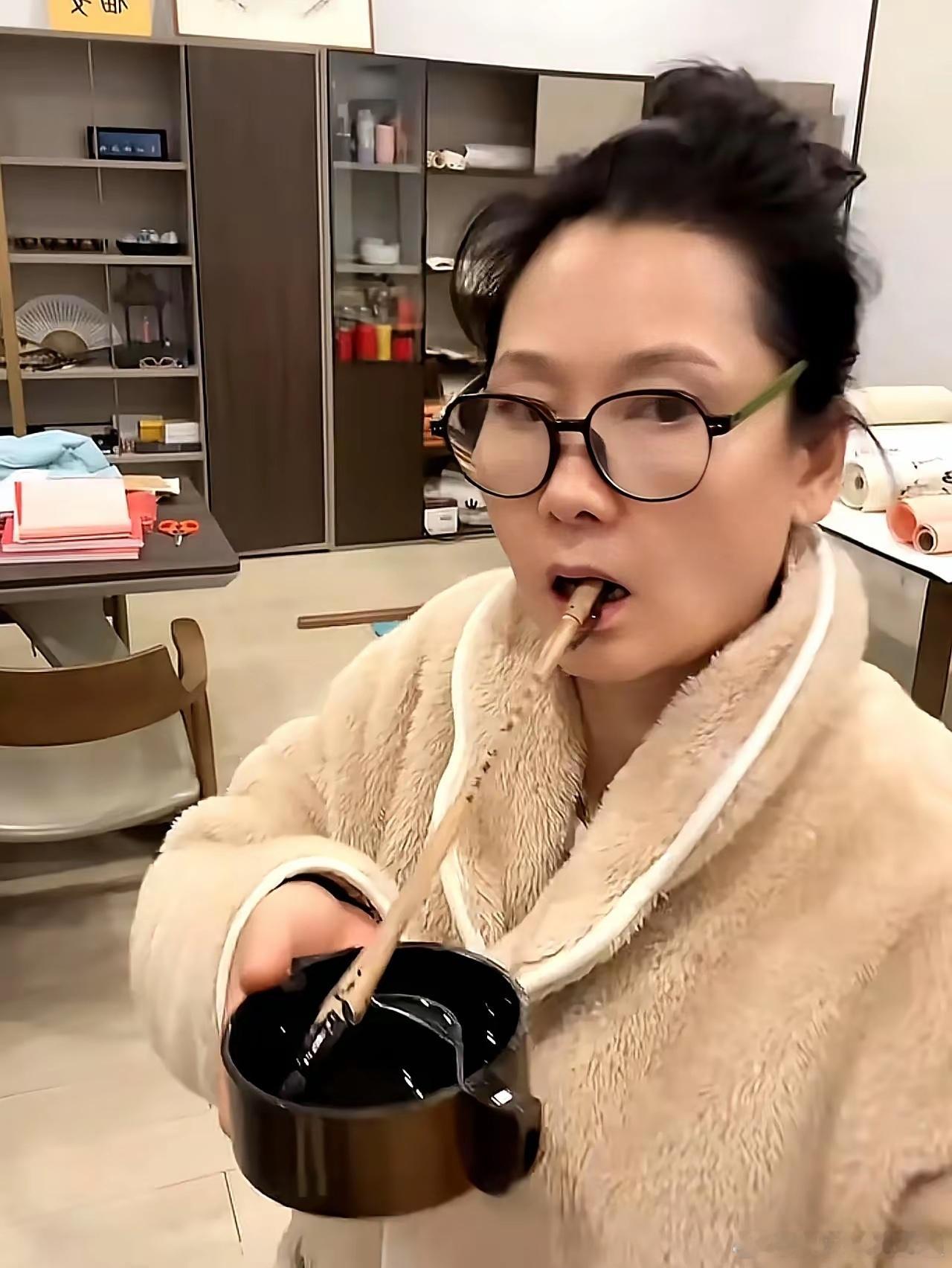 何赛飞这一跪，怕是跪碎了半个娱乐圈的“才女”人设。近日见她身着居家睡衣，伏地临摹