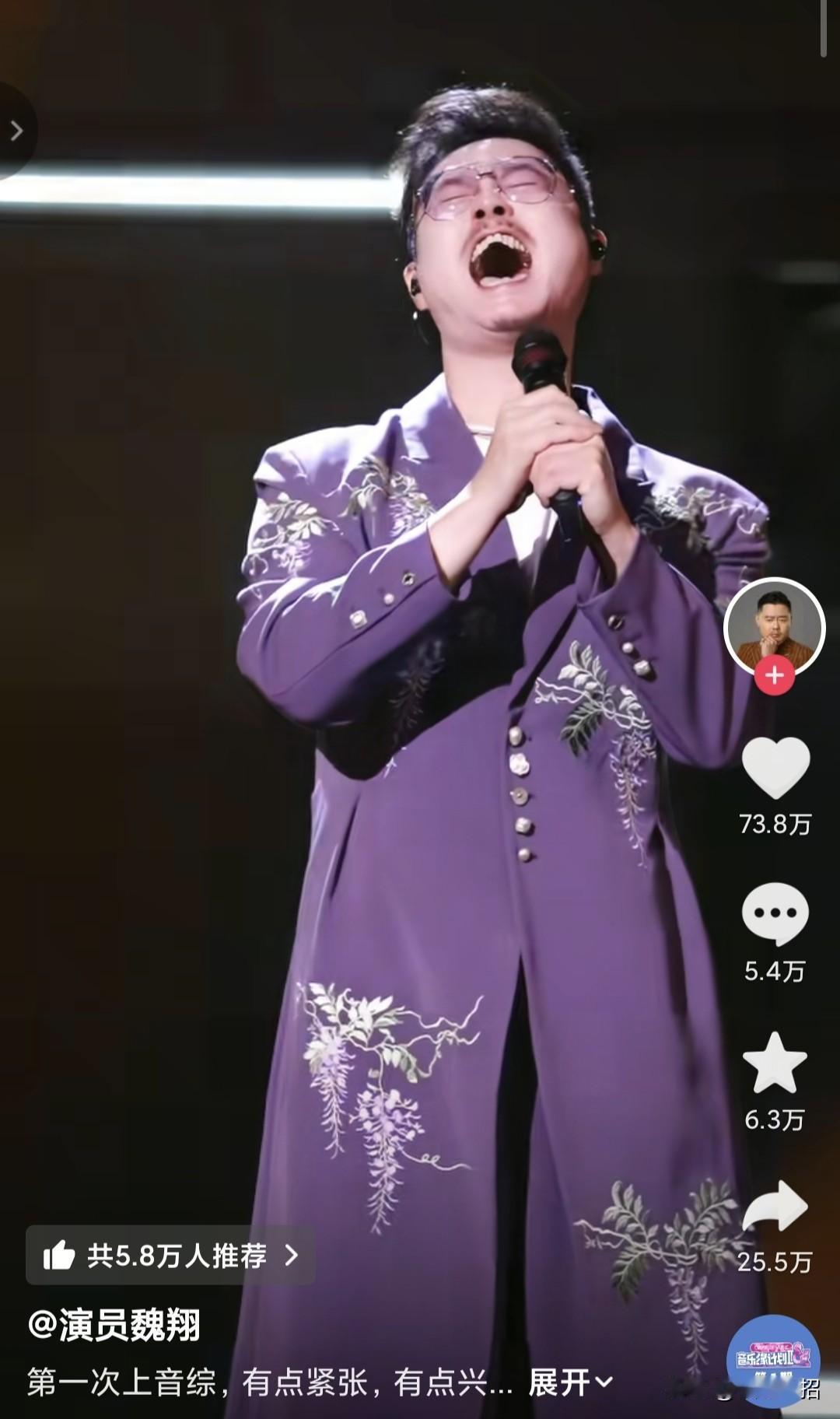 “华语乐坛老来得子”，第一次上台唱歌，面对下面的观众，没有看出他有半点紧张，完