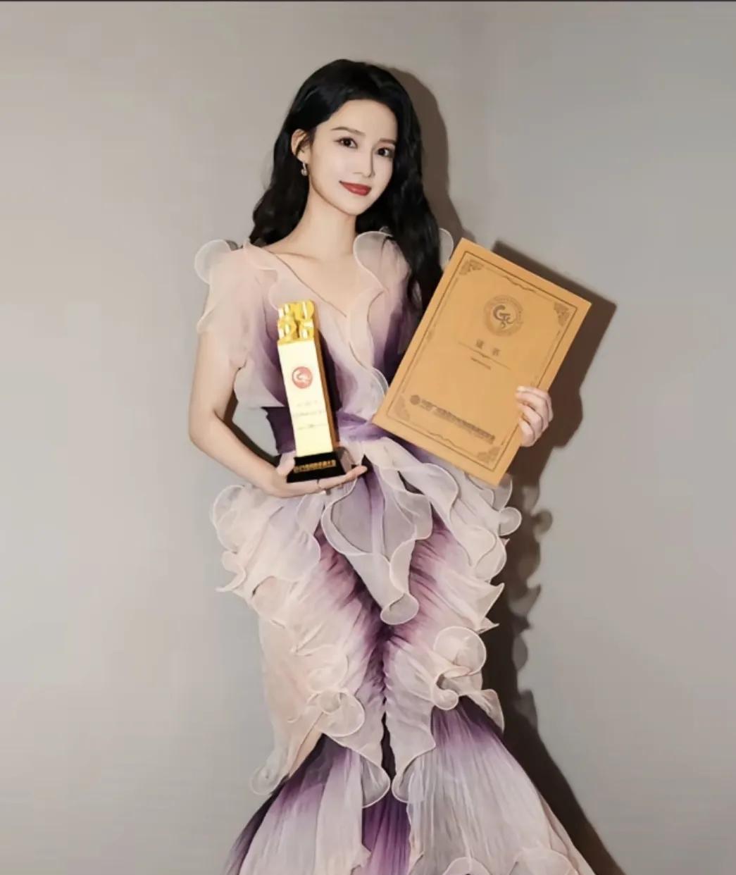 清纯女大，成熟御姐，什么风格都能驾驭[爱心]沁沁你是真大美人，是真的，不需要怀疑