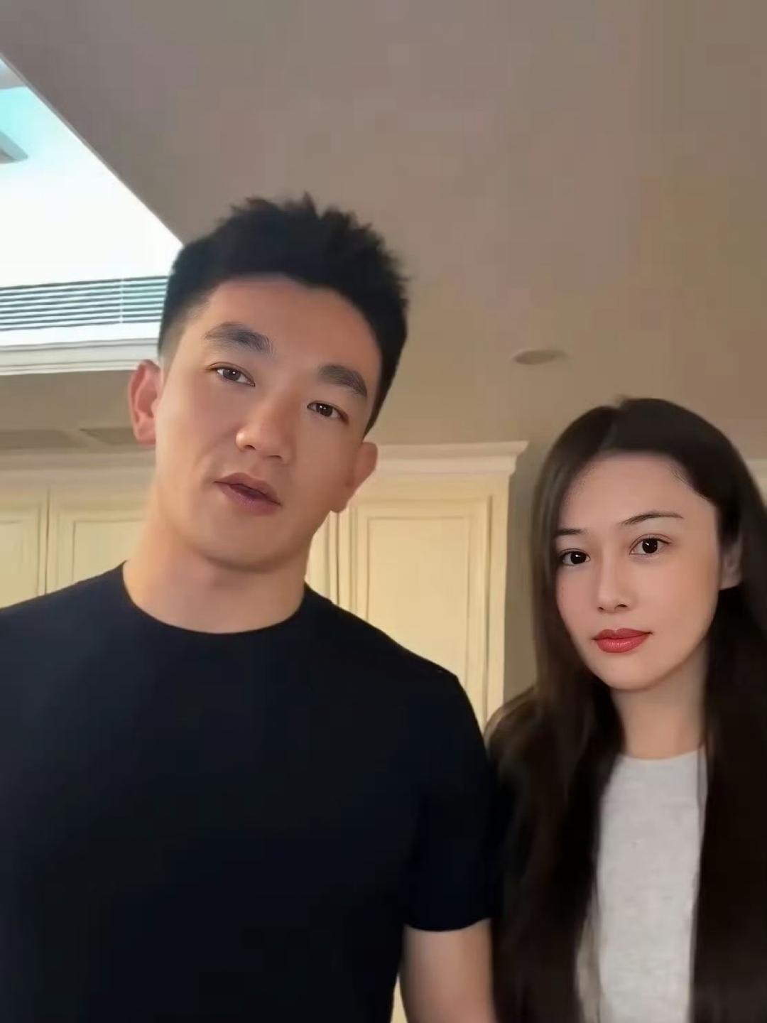 张馨予和老公何捷同框战友婚礼39岁何捷脸肿又僵，和从前的帅小伙判若两人​​​