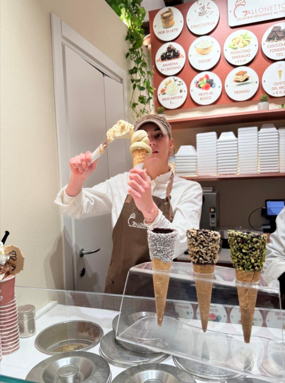 刚刷到这个意大利服务员真的惊到了，尤其是第一张照片，脸型五官和热巴好像！！这是什