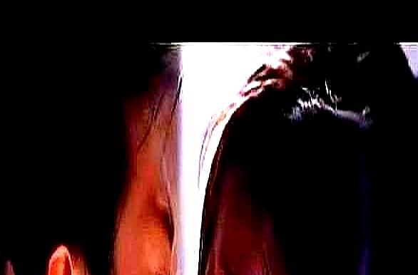 19岁初吻献给“老男人”，她当场翻脸40℃横店，你站在镜头前，第一次被命令