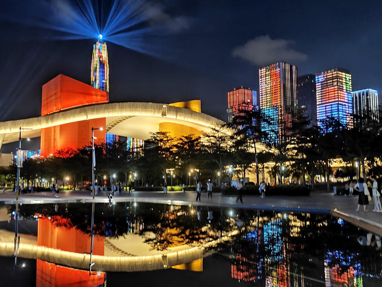 今天给大家分享国庆期间拍摄的深圳夜景，深圳市福田中心区夜景，而再过一段时间，深圳