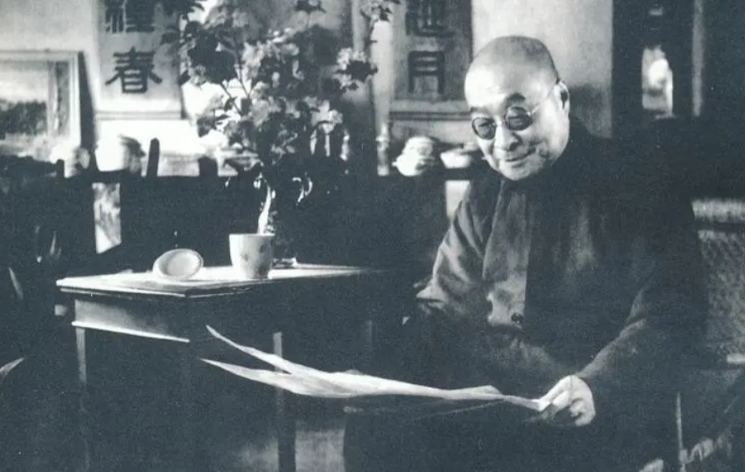 1923年，张宗昌小妾生病，请来名医施今墨。施今墨刚要写药方，却突然停下。张宗昌