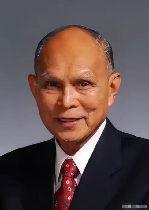 1950年，霍英东送给志愿军的货物被海盗劫持，他自己也被海盗用枪顶头，霍英东的呼