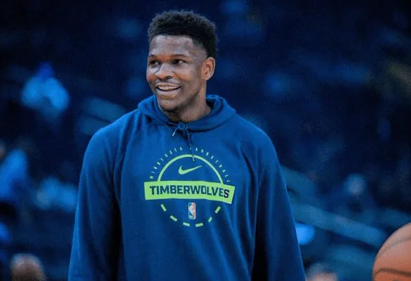 NBA季后赛森林狼主场对阵马刺的比赛已经结束。爱德华兹接受采访谈到本场胜利：“